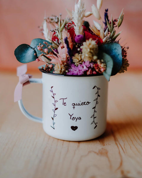 Taza con flores preservadas personalizada
